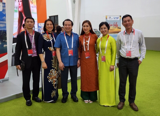 Phó Cục trưởng Cục Du lịch quốc gia Việt Nam Hà Văn Siêu (người đứng giữa) chụp ảnh lưu niệm cùng đoàn Du lịch Bình Thuận tại Diễn đàn Du lịch ASEAN và Hội chợ du lịch quốc tế Travex tại Indonesia
