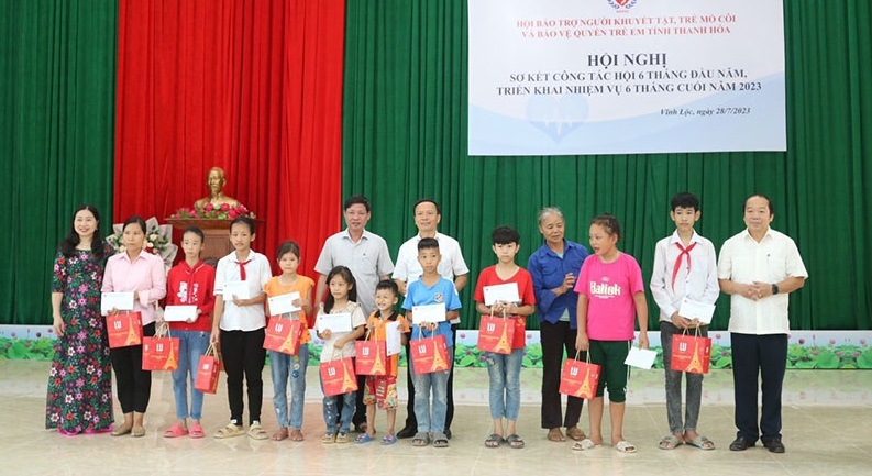 Đại diện Hội Bảo trợ Người khuyết tật, trẻ mồ côi và Bảo vệ quyền trẻ em tỉnh trao quà cho học sinh mồ côi, khuyết tật, hoàn cảnh khó khăn thuộc xã Vĩnh An (Vĩnh Lộc)