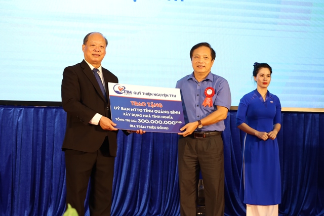 Quỹ Thiện nguyện TTH đã trao tặng 300 triệu đồng cho Ủy ban Mặt trận Tổ quốc Việt Nam tỉnh Quảng Bình xây dựng nhà tình nghĩa cho người dân địa phương