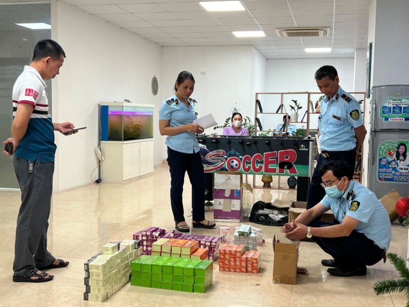 Kiểm tra và phát hiện cơ sở kinh doanh sản phẩm thực phẩm bảo vệ sức khỏe có dấu hiệu hàng giả tại xã Kim Chung, huyện Hoài Đức ngày 10/6