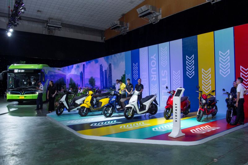 Dải sản phẩm xe máy điện VinFast trưng bày tại triển lãm “VinFast – Vì tương lai xanh”.