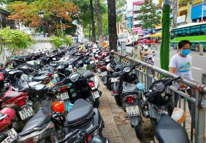 Vỉa hè đường Nguyễn Chí Thanh (Quận 5) bên hông bệnh viện Chợ Rẫy đang được cấp phép giữ xe máy