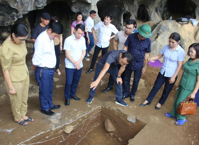 Các đại biểu tham quan thực địa tại di chỉ khảo cổ hang Ngườm Sâu, xã Gia Lộc, huyện Chi Lăng