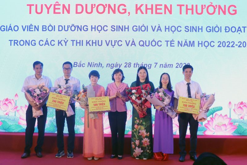 Bà Trần Thị Hằng (đứng giữa), Phó Chủ tịch Thường trực HĐND tỉnh Bắc Ninh, khen thưởng các giáo viên bồi dưỡng học sinh giỏi