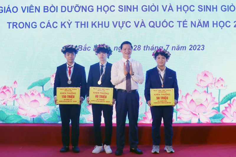 Ông Vương Quốc Tuấn, Phó Chủ tịch Thường trực UBND tỉnh Bắc Ninh, trao quà khen thưởng các học sinh