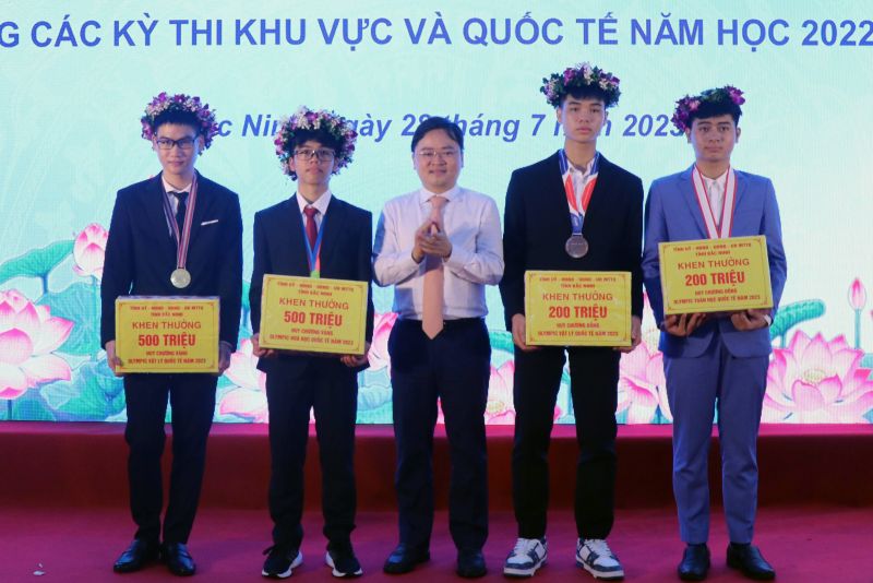 Ông Nguyễn Anh Tuấn, Bí thư Tỉnh ủy Bắc Ninh, trao quà khen thưởng các học sinh giỏi đạt giải