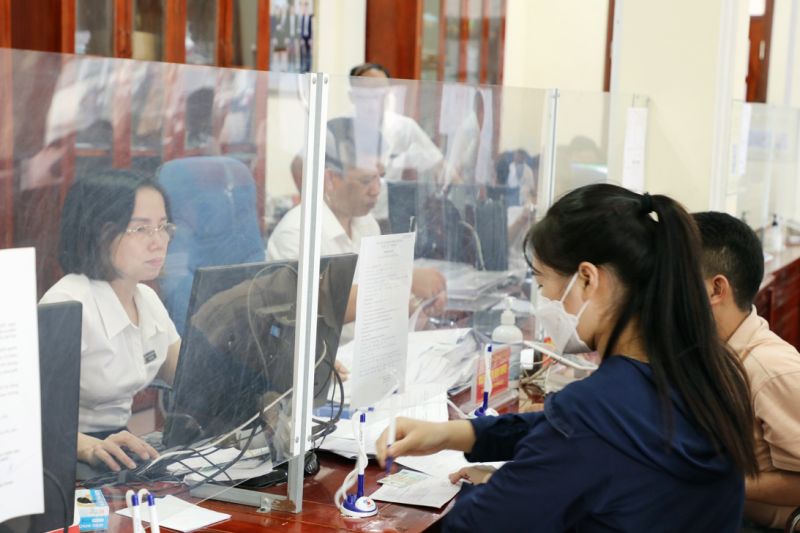 Người dân thực hiện TTHC tại Trung tâm Hành chính công huyện Tiên Du