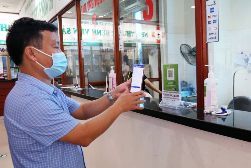 Bệnh viện Sản - Nhi Bắc Ninh đẩy mạnh việc thực hiện thanh toán viện phí không dùng tiền mặt