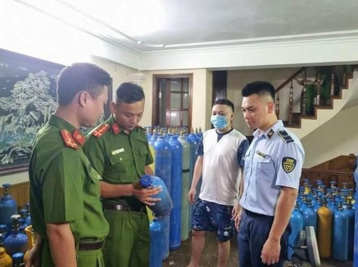 Hà Nội: Phát hiện cơ sở san chiết "khí cười"trái phép tại khu tập thể X16 Bộ Công an