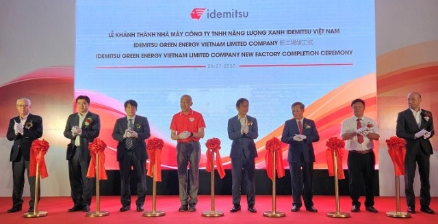 Đại biểu quan kh&aacute;ch thực hiện nghi thức cắt băng kh&aacute;nh th&agrave;nh nh&agrave; m&aacute;y vi&ecirc;n n&eacute;n gỗ Idemitsu. Ảnh: H.V