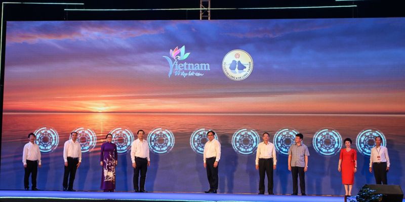 Các đại biểu ấn nút khai mạc Liên hoan ẩm thực Quảng Ninh 2023.