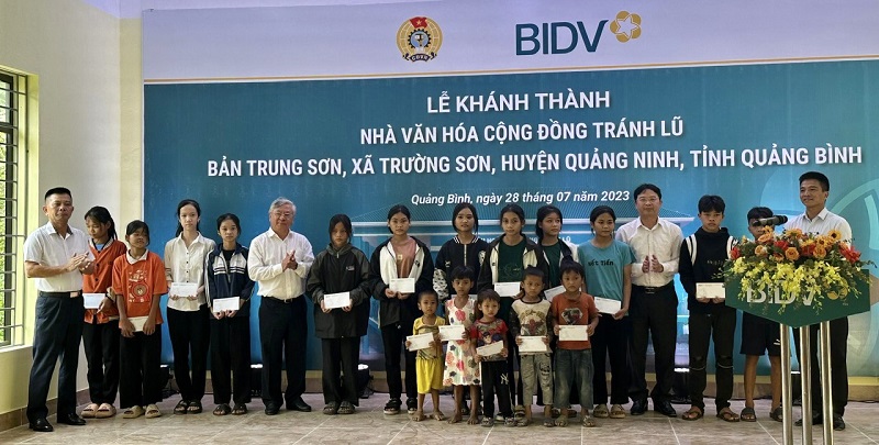 BIDV Quảng Bình đã trao 20 suất quà trị giá 20 triệu đồng tặng các em học sinh có hoàn cảnh khó khăn trên địa bàn xã Trường Sơn