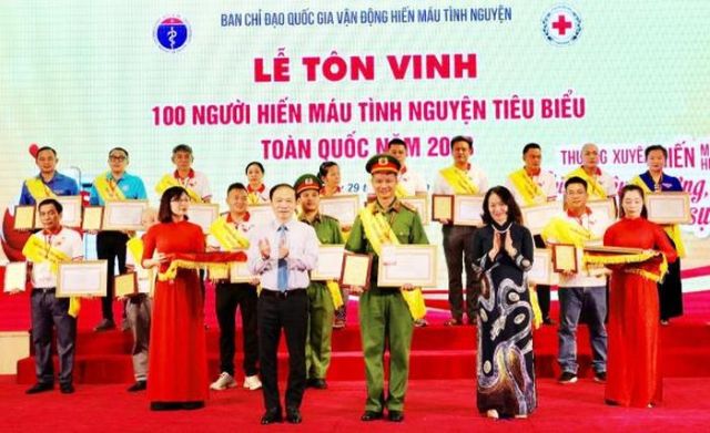 Đại úy Vũ Văn Nam được tôn vinh là 100 người hiến máu tiêu biểu toàn quốc năm 2023.