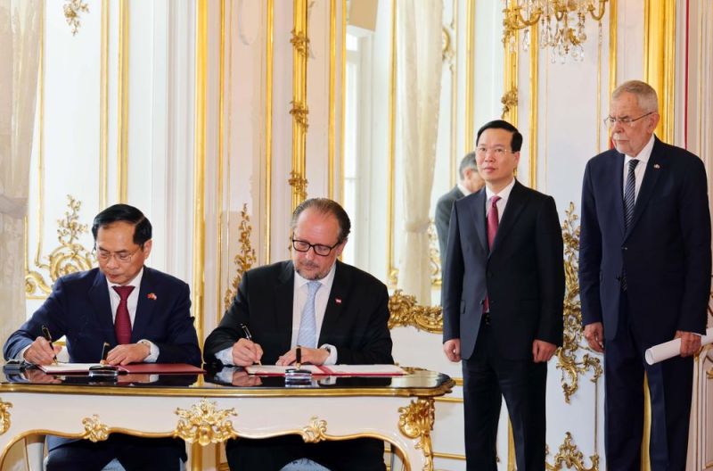 Chủ tịch nước Võ Văn Thưởng và Tổng thống Cộng hòa Áo Alexander Van der Bellen chứng kiến lễ ký kết bản ghi nhớ giữa Bộ Ngoại giao Việt Nam và Bộ Liên bang về Các vấn đề Châu Âu và Quốc tế Áo. Ảnh: TTXVN