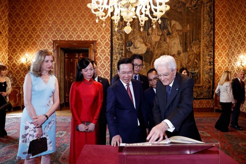 Tổng thống Italia Sergio Mattarella tặng Chủ tịch nước Võ Văn Thưởng và Phu nhân bộ ảnh chuyến thăm. Ảnh: TTXVN