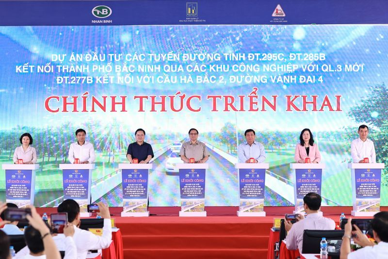 Thủ tướng Phạm Minh Chính cùng các đại biểu bấm nút khởi công dự án. Ảnh: VGP/Nhật Bắc