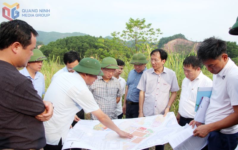 Lãnh đạo huyện Vân Đồn báo cáo Quy hoạch đầu tư xây dựng Trung tâm hành chính KKT Vân Đồn. (Ảnh báo QN)