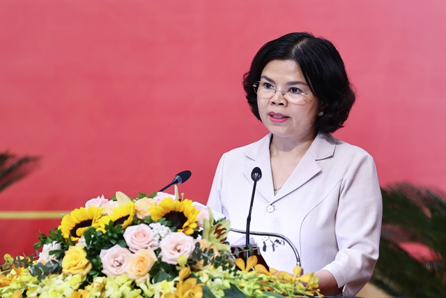 Chủ tịch UBND tỉnh Bắc Ninh Nguyễn Hương Giang báo cáo tại buổi làm việc - Ảnh: VGP/Nhật Bắc
