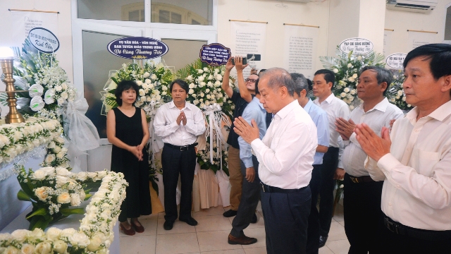 Đồng chí Phan Ngọc Thọ, Phó Bí thư Thường trực Tỉnh ủy thành kính dâng hương Đồng chí Phan Ngọc Thọ, Phó Bí thư Thường trực Tỉnh ủy thành kính dâng hương