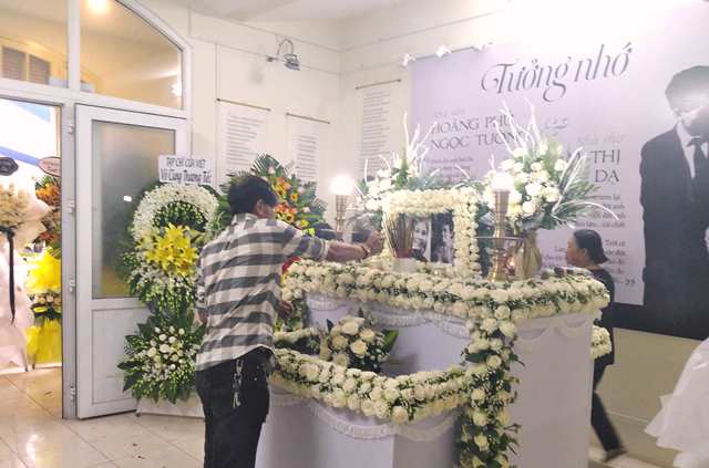 Nhiều người mến mộ vợ chồng nhà văn Hoàng Phủ Ngọc Tường đến thắp hương Nhiều người mến mộ vợ chồng nhà văn Hoàng Phủ Ngọc Tường đến thắp hương