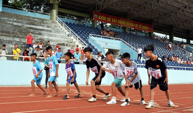 Các vận động viên tham gia môn điền kinh nhóm tuổi từ 12 đến 13 tuổi Các vận động viên tham gia môn điền kinh nhóm tuổi từ 12 đến 13 tuổi