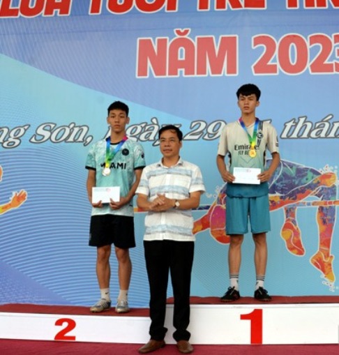 Ban tổ chức trao giải cho các vận động viên nhóm 16 đến 18 tuổi có thành tích cao nhất tại nội dung chạy 100m nam Ban tổ chức trao giải cho các vận động viên nhóm 16 đến 18 tuổi có thành tích cao nhất tại nội dung chạy 100m nam