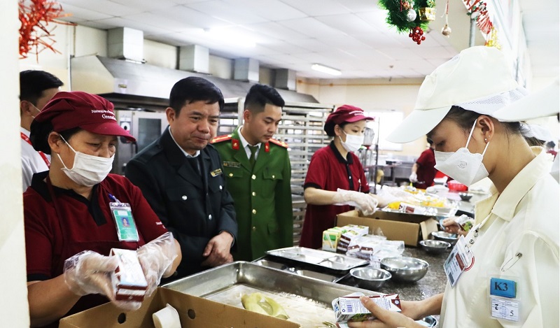Kiểm tra công tác đảm bảo vệ sinh ATTP các bếp ăn trong các khu công nghiệp trên địa bàn thành phố Từ Sơn.