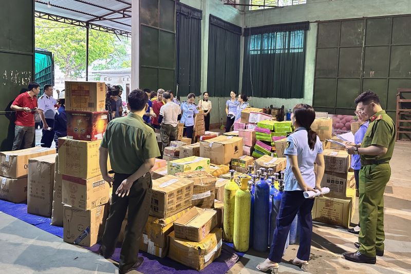 Cán bộ Cục Quản lý thị trường tỉnh Bắc Giang phối hợp với Công an tỉnh Bắc Giang kiểm tra hàng hóa vi phạm.