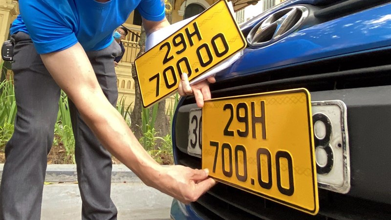 Từ ngày 15/8/2023, bán xe phải giữ lại giấy đăng ký và biển số xe