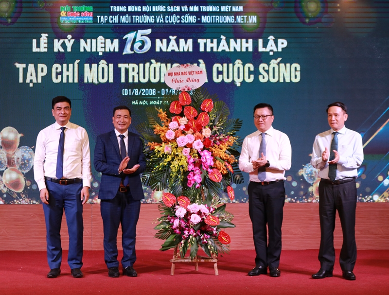 Nhà báo Lê Quốc Minh, Ủy viên Ban Chấp hành Trung ương Đảng, Tổng Biên tập Báo Nhân Dân, Phó Trưởng Ban Tuyên giáo Trung ương, Chủ tịch Hội nhà báo Việt Nam tặng hoa chúc mừng Tạp chí Môi trường và Cuộc sống