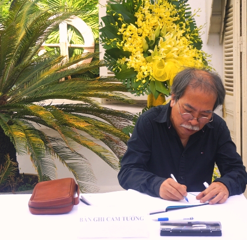 Nhà văn Nguyễn Quang Thiều, Chủ tịch Hội Nhà văn Việt Nam ghi vào sổ tang. Nhà văn Nguyễn Quang Thiều, Chủ tịch Hội Nhà văn Việt Nam ghi vào sổ tang.
