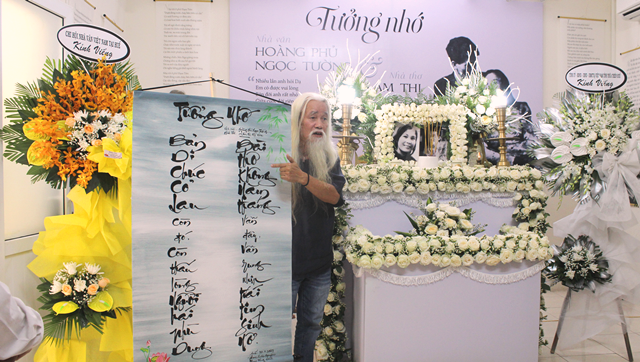 Nhiều văn nghệ sĩ từ mọi miền của tổ quốc đã có mặt tại Huế trong những ngày qua đã chuẩn bị với cả tấm lòng để đưa hai vợ chồng thi nhân trở về Huế an nghỉ cuối cùng. Ảnh trong: Nhà phê bình Phạm Xuân Nguyên chia sẻ kỷ niệm. Nhiều văn nghệ sĩ từ mọi miền của tổ quốc đã có mặt tại Huế trong những ngày qua đã chuẩn bị với cả tấm lòng để đưa hai vợ chồng thi nhân trở về Huế an nghỉ cuối cùng. Ảnh trong: Nhà phê bình Phạm Xuân Nguyên chia sẻ kỷ niệm.