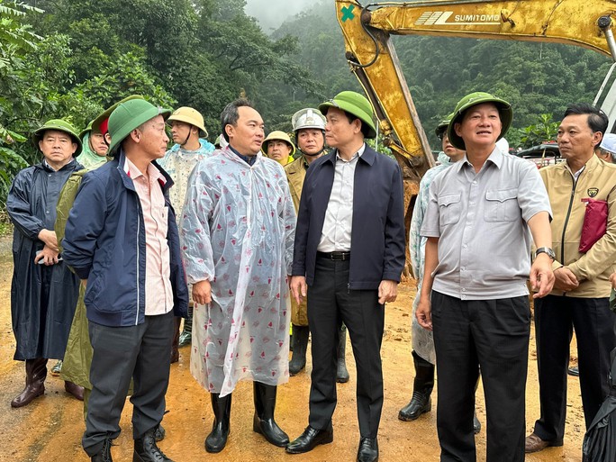 Phó thủ tướng Trần Lưu Quang đến hiện trường vụ sạt lở ở chốt CSGT đèo Bảo Lộc