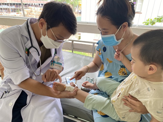 Thêm số lượng lớn thuốc điều trị bệnh tay chân miệng về Việt Nam