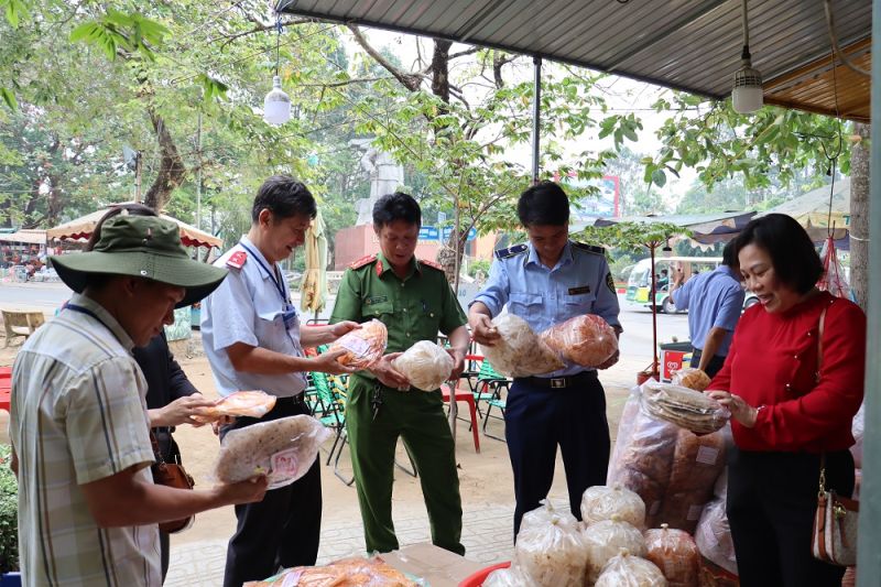 Cục Quản lý thị trường tỉnh Tây Ninh tham gia phối hợp với Đoàn kiểm tra liên ngành vệ sinh an toàn thực phẩm kiểm tra hoạt động kinh doanh tại khu du lịch núi Bà Đen.