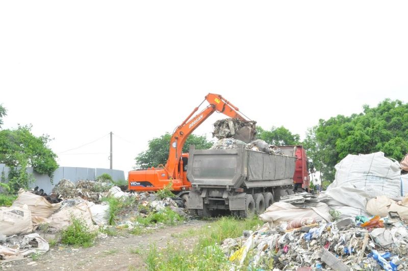 Hiện trường hơn 350 tấn rác thải đổ trộm ra môi trường
