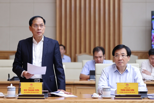 Bộ trưởng Ngoại giao Bùi Thanh Sơn thông báo Quyết định của Thủ tướng Chính phủ về việc thành lập Ban Chỉ đạo xây dựng Đề án - Ảnh: VGP/Nhật Bắc