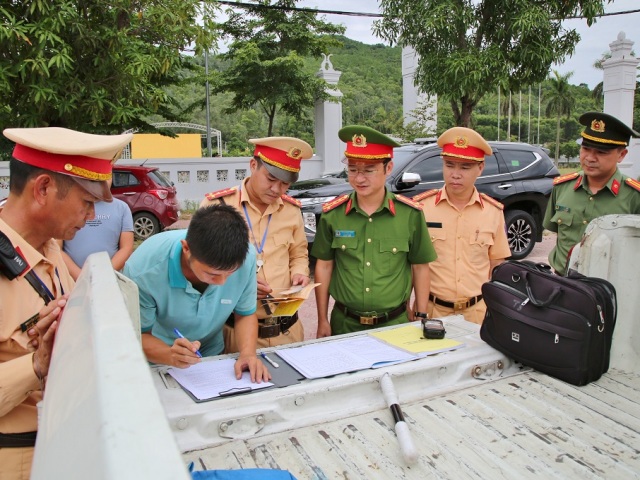 Đại tá Trần Ngọc Tuấn trực tiếp đi kiểm tra thực tế công tác triển khai đợt tổng kiểm soát xe ô tô kinh doanh vận tải hành khách và xe ô tô vận tải hàng hóa bằng container tại một số địa phương.