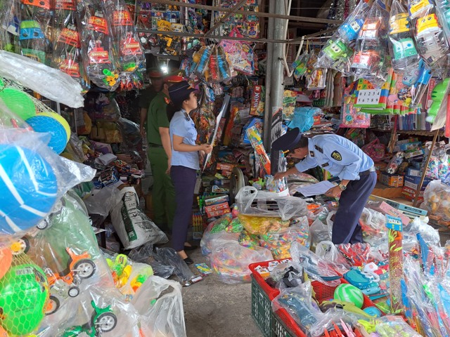 Lực lượng chức năng kiểm tra cơ sở kinh doanh Hương Nguyên phát hiện 723 đơn vị hàng hóa đồ chơi trẻ em nhập lậu