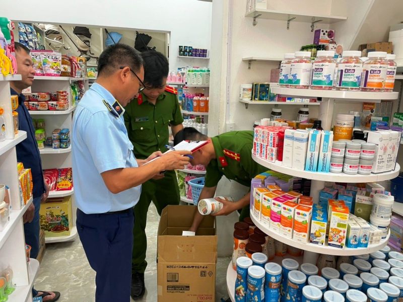 Lực lượng chức năng kiểm tra hàng hóa tại Shop Khang Baby, Lạng Sơn