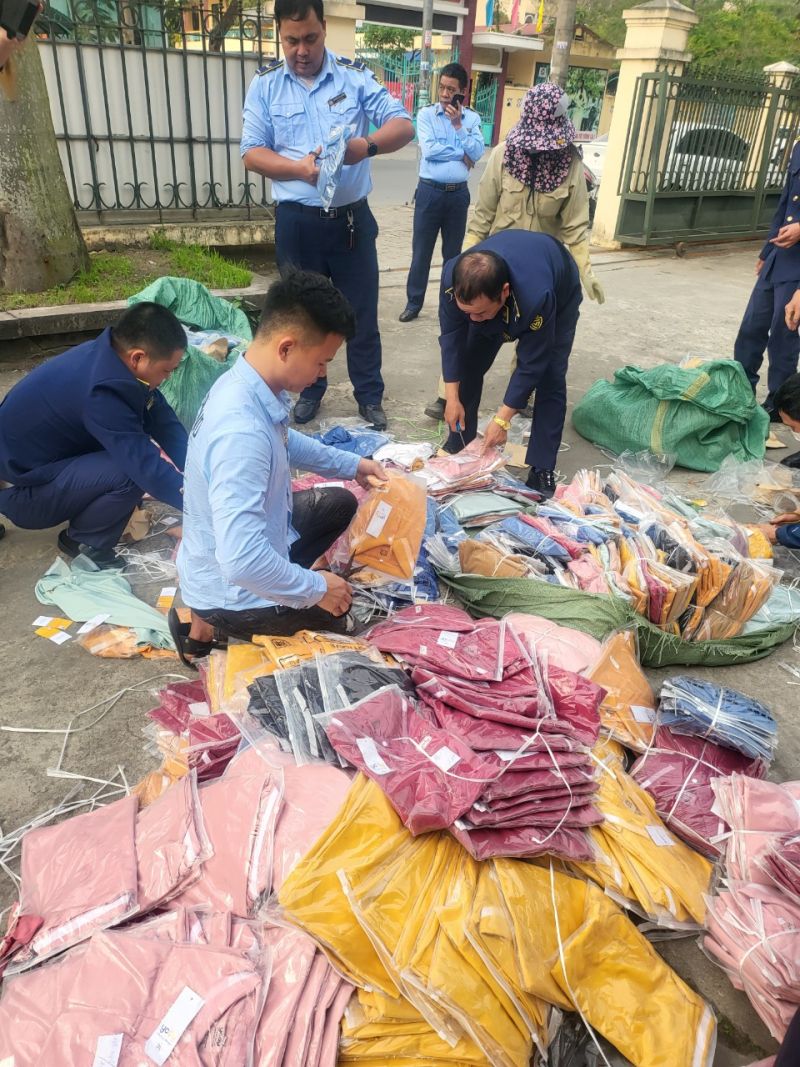 Lực lượng Quản lý thị trường Nam Định thực hiện việc tiêu hủy lô hàng hóa vi phạm