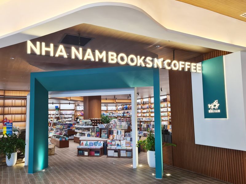 Nhà sách Nhã Nam bày bán nhiều hàng hóa nước ngoài không có tem nhãn phụ tiếng Việt