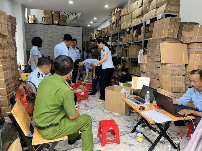 Lực lượng chức năng kiểm tra cơ sở kinh doanh đồ chơi trẻ em ở quận 7, TP. Hồ Chí Minh