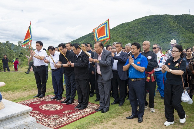 Ban tổ chức và đại diện lãnh đạo các đoàn thực hiện Lễ dâng hương, dâng hoa tại Đài Kính thiên (Tây Sơn – Bình Định).