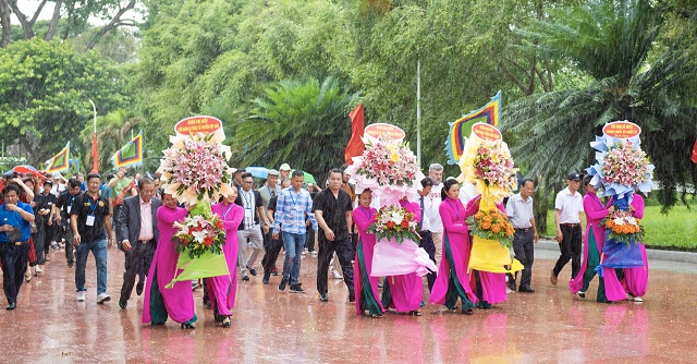 Ban tổ chức và đại diện lãnh đạo các đoàn thực hiện Lễ dâng hương, dâng hoa tại tượng đài vua Quang Trung (Tây Sơn – Bình Định).