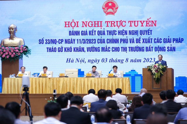 Thủ tướng đề nghị các đại biểu phân tích kỹ nguyên nhân, từ đó đưa ra nhiệm vụ, giải pháp để tháo gỡ khó khăn, vướng mắc và thúc đẩy thị trường bất động sản - Ảnh: VGP/Nhật Bắc