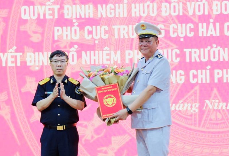 Trao quyết định bổ nhiệm Phó Cục trưởng Cục Hải quan tỉnh Quảng Ninh.