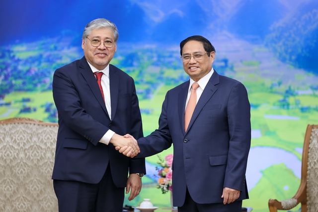 Thủ tướng Phạm Minh Chính và Bộ trưởng Ngoại giao Philippines Enrique A. Manalo - Ảnh: VGP/Nhật Bắc