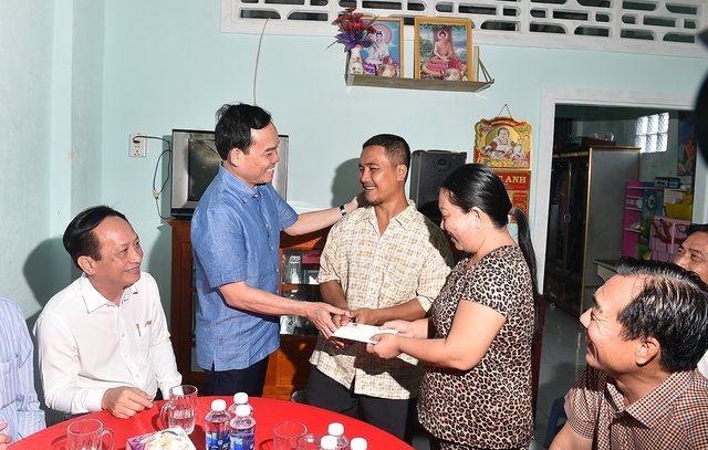 Phó Thủ tướng Trần Lưu Quang thăm, động viên và tặng quà gia đình ông Châu Hoàng Tây, cư trú tại thị trấn B, huyện Hòa Bình, tỉnh Bạc Liêu - Ảnh: VGP/Hải Minh