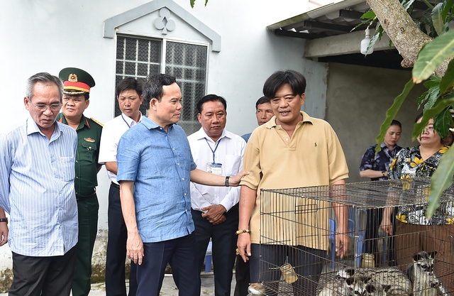 Phó Thủ tướng Trần Lưu Quang thăm mô hình nuôi chồn hương tại xã Phong Thạnh A, thị xã Giá Rai, tỉnh Bạc Liêu - Ảnh: VGP/Hải Minh